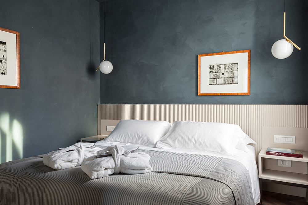 Suite de lujo con toques en azul y blanco de Liassidi Wellness Suites 